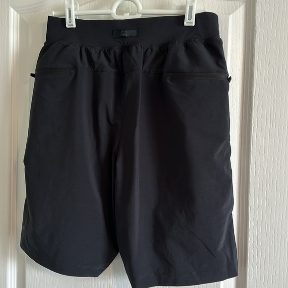 Men’s Small Black Fabletics Athletic Short WITH LINER - Picture 2 of 3